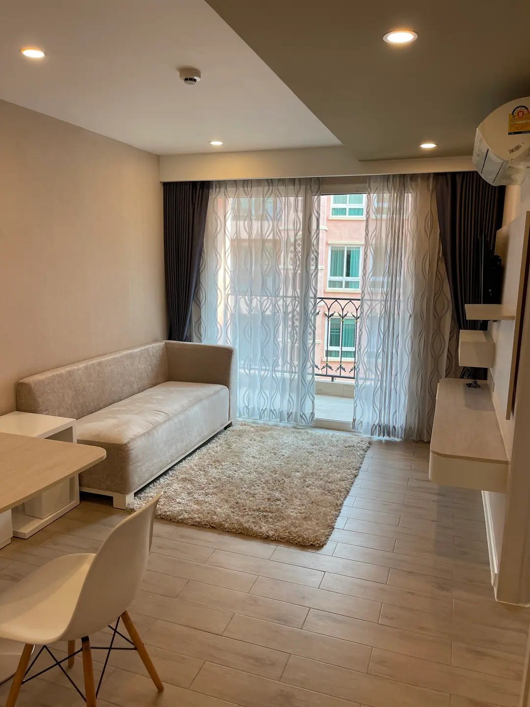 Seven Seas — One Bedroom с видом на бассейн